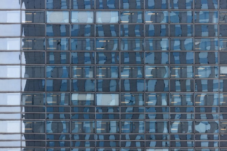 La façade vitrée d'un immeuble du quartier d'affaires de la Défense à Courbevoie, à l'ouest de Paris, le 25 mars 2025 ( AFP / JOEL SAGET )