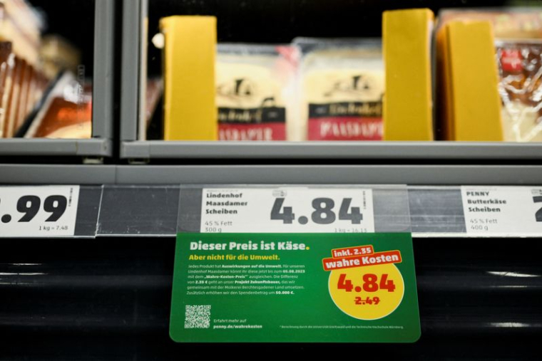 Des aliments affichés à "coûts réels" par le supermarché discount Penny à Berlin
