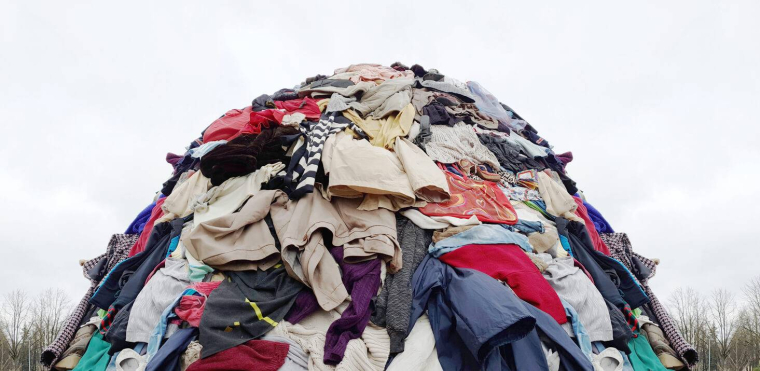 Le point sur les impacts de la fast fashion en 2025 / iStock.com - Annaspoka