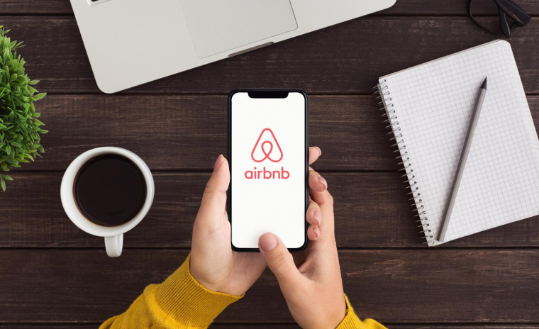 Sous louer son logement sur Airbnb quand on est locataire est possible sous certaines conditions. crédit photo : Prostock-studio/Shutterstock / Prostock-studio