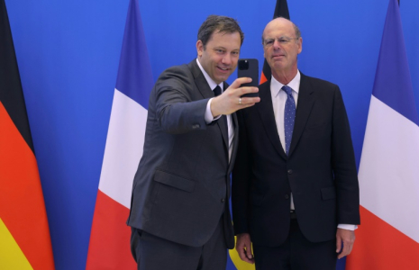Le vice-chancelier et ministre allemand des Finances Lars Klingbeil et le ministre français de l'Economie Eric Lombard, à Paris le 9 mai 2025 ( AFP / Thomas SAMSON )