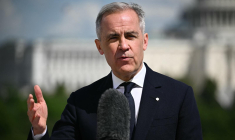 Le Premier ministre canadien Mark Carney s'adresse aux médias après une rencontre avec Donald Trump à l'ambassade du Canada aux États-Unis à Washington, le 6 mai 2025.  ( AFP / MANDEL NGAN )