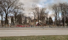 UKRAINE: RECHERCHE DE SURVIVANTS À MARIOUPOL APRÈS LE BOMBARDEMENT D'UN THÉÂTRE SERVANT D'ABRI
