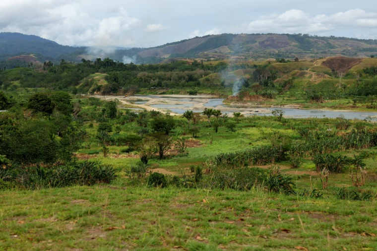 Vue depuis Bloody Ridge, ou Edson's Ridge, à Honiara, où les soldats américains et japonais se sont affrontés pendant la Seconde Guerre mondiale, laissant derrière eux d'innombrables bombes non explosées, le 11 septembre 2025 aux Iles Salomon ( AFP / Ben STRANG )