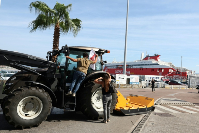 Des agriculteurs bloquent avec leurs tracteurs l'accès au terminal des ferries d'Ajaccio pour réclamer une aide financière de l'État face à la sécheresse, le 24 septembre 2026 en Corse ( AFP / Pascal POCHARD-CASABIANCA )
