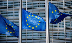 Les drapeaux de l'Union européenne flottent devant le siège de la Commission européenne à Bruxelles