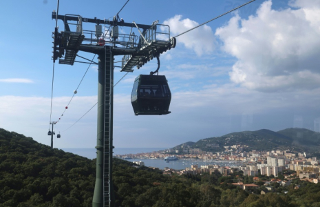 Le téléphérique urbain "Angelo" inauguré, le 18 octobre 2025 à Ajaccio  ( AFP / Pascal POCHARD-CASABIANCA )
