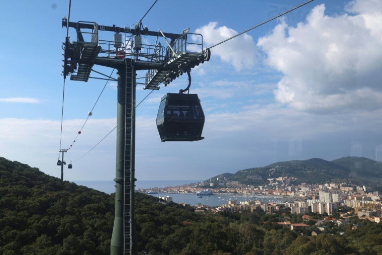 Le téléphérique urbain "Angelo" inauguré, le 18 octobre 2025 à Ajaccio ( AFP / Pascal POCHARD-CASABIANCA )