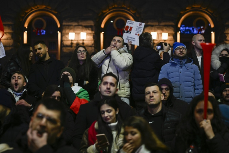 Des manifestants huent le gouvernement lors d'un rassemblement à Sofia, en Bulgarie, le 10 décembre 2025 ( AFP / DIMITAR KYOSEMARLIEV )