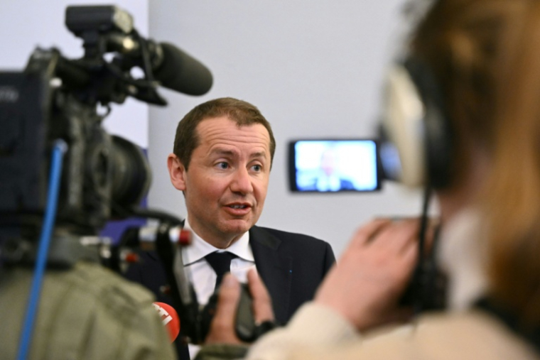 Le procureur de Mulhouse, Nicolas Heitz, s'adresse à la presse après la découverte d'un garçon nu et malnutri dans une camionnette où il était enfermé, à Hagenbach, le 10 avril 2026 dans le Haut-Rhin ( AFP / SEBASTIEN BOZON )