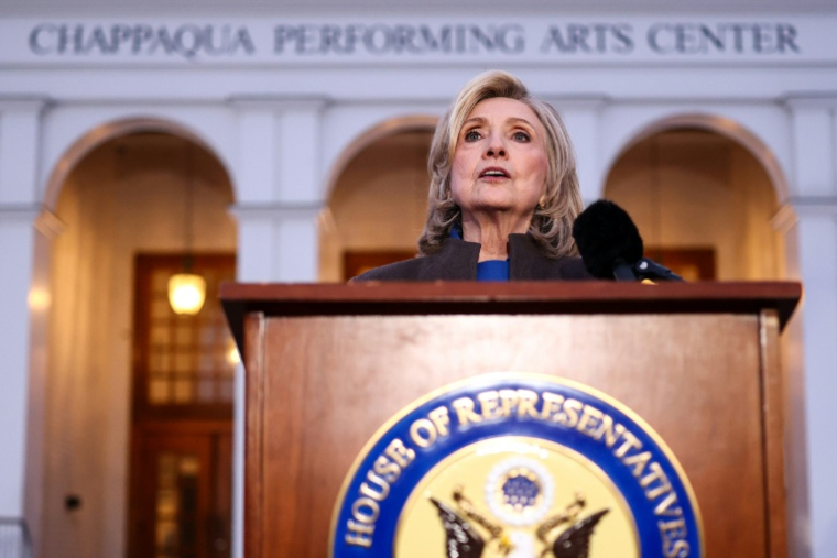 L'ancienne secrétaire d'État américaine Hillary Clinton s'adresse à la presse après sa déposition devant la commission de surveillance de la Chambre des représentants, dans le cadre de l'enquête sur ses liens avec le délinquant sexuel condamné Jeffrey Epstein, à Chappaqua, dans l'État de New York, le 26 février 2026 ( AFP / CHARLY TRIBALLEAU )