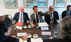 Emmanuel Macron avec Lula (à gauche)