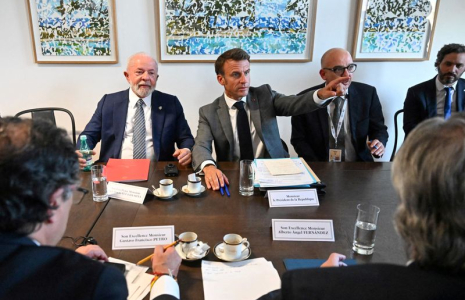 Emmanuel Macron avec Lula (à gauche)