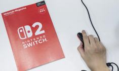 Un visiteur utilise la manette Joy-Con de la Nintendo Switch 2 en mode souris au salon BitSummit du jeu vidéo indépendant à Kyoto, le 18 juillet 2025 au Japon ( AFP / Yuichi YAMAZAKI )