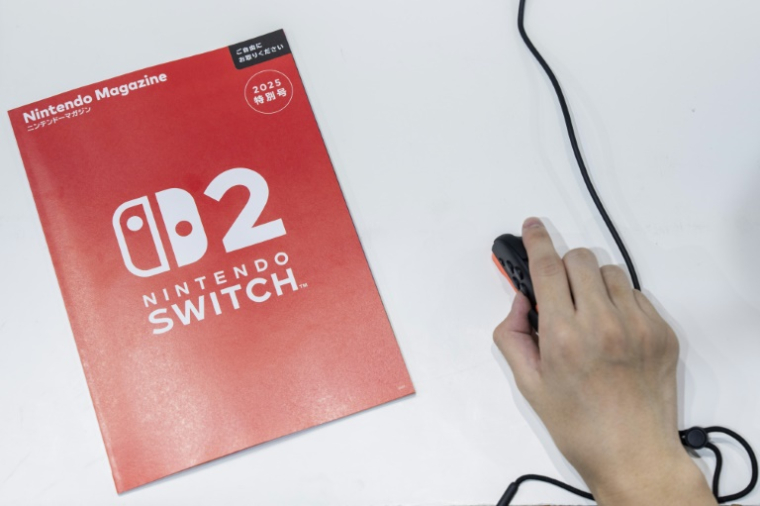 Un visiteur utilise la manette Joy-Con de la Nintendo Switch 2 en mode souris au salon BitSummit du jeu vidéo indépendant à Kyoto, le 18 juillet 2025 au Japon ( AFP / Yuichi YAMAZAKI )