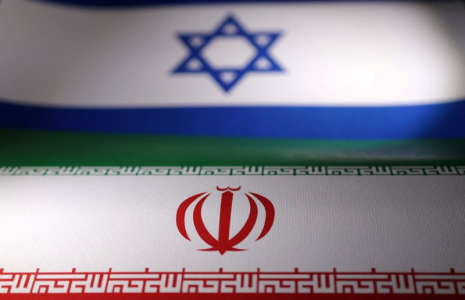 L'illustration montre les drapeaux israélien et iranien