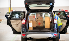 Un membre de l’équipe charge des colis pour le service Target Last Mile Delivery. (Crédits: Target)