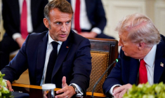 Le président français Emmanuel Macron parle au président américain Donald Trump