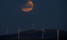 A lunar eclipse turns the Moon near the Australian capital city of Canberra on March 14, 2025 ( AFP / Izhar KHAN )