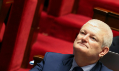 Olivier Falorni, rapporteur du projet de loi sur le droit à l'aide active à mourir, assiste au vote solennel sur ce texte à l'Assemblée nationale, le 25 février 2026 à Paris ( AFP / Alain JOCARD )