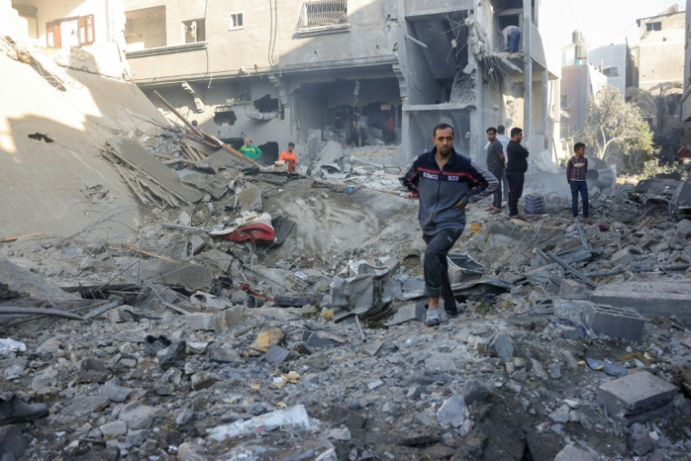 Des Palestiniens sur le site d'une frappe israélienne nocturne, à Jabalia, dans le centre de la bande de Gaza, le 30 mai 2025 ( AFP / Bashar TALEB )