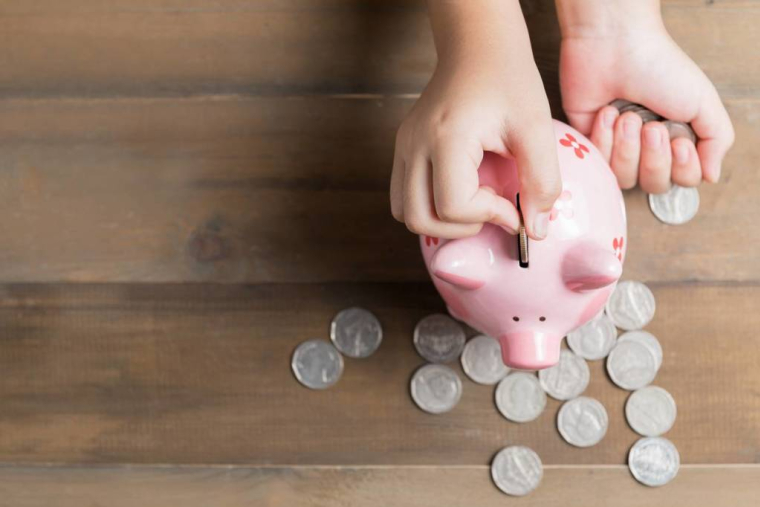 Epargne : quelle somme mettre de côté par mois ? / iStock.com - kwanchaichaiudom