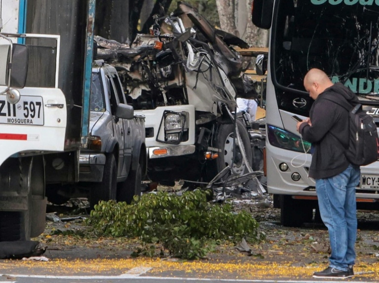 Des carcasses de véhicule sur le site d'une explosion au camion piégé à Cali, en Colombie, le 21 août 2025 ( AFP / Iusef Samir Rojas )