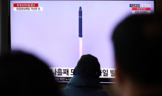 Des gens à Séoul suivent un reportage sur la Corée du Nord tirant un missile balistique