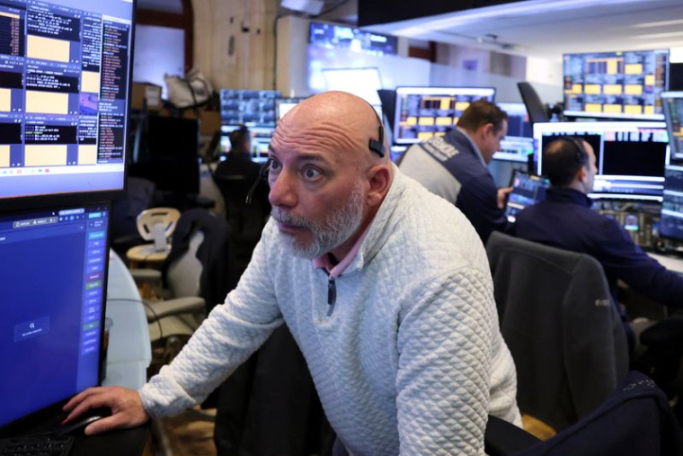 Des traders travaillent sur le parquet de la Bourse de New York
