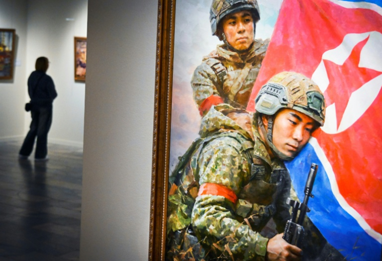 Exposition au musée des arts décoratifs de Moscou de peintures nord-coréennes, le 2 octobre 2025 ( AFP / Alexander NEMENOV )