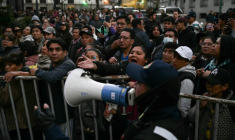 Des habitants protestent contre la pénurie de poulet due aux barrages routiers, à La Paz, le 3 juin 2026 ( AFP / Marvin RECINOS )