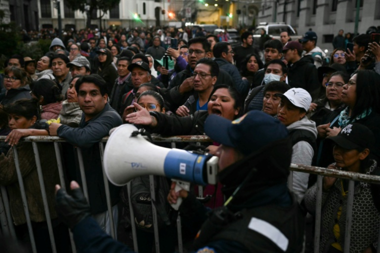 Des habitants protestent contre la pénurie de poulet due aux barrages routiers, à La Paz, le 3 juin 2026 ( AFP / Marvin RECINOS )
