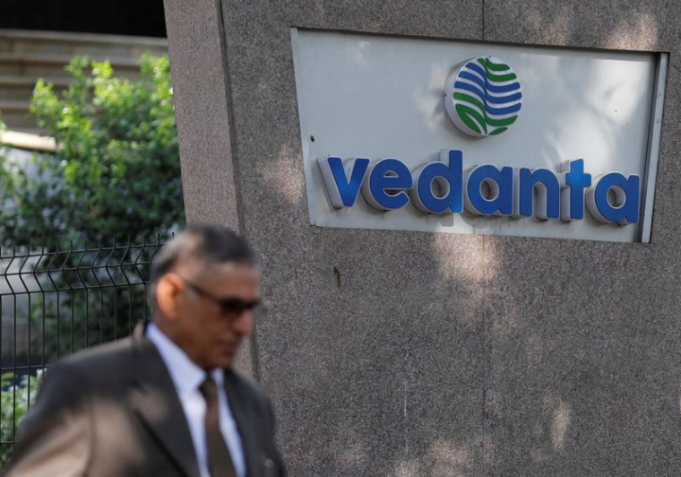 Photo d'archives d'un homme passant devant le logo de Vedanta, à Bombay en Inde