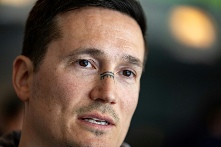 Juno Berthelsen, tête de liste du parti autonomiste Naleraq, s'adresse aux journalistes après une réunion à l'université de Nuuk, au Groenland, le 6 mars 2025 ( AFP / Odd ANDERSEN )