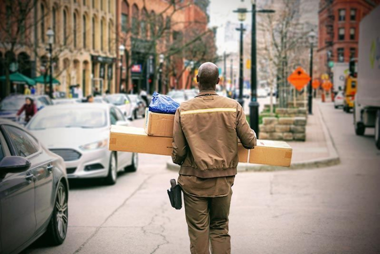 Pour lutter contre Amazon, un député de la majorité propose de taxer les livraisons de colis à domicile (Crédits photo : Unsplash - Maarten Van Den Heuvel )