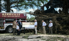 Le président américain Donald Trump, son épouse Melania, et le gouverneur du Texas Greg Abbott rencontre des responsables locaux à Kerrville au Texas, le 11 juillet 2025, sur fond de dégats provoqués par la crue du fleuve Guadaloupe le 4 juillet ( AFP / Brendan SMIALOWSKI )