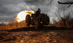 Des militaires ukrainiens sur une ligne de front près de la ville de Bakhmout, en Ukraine