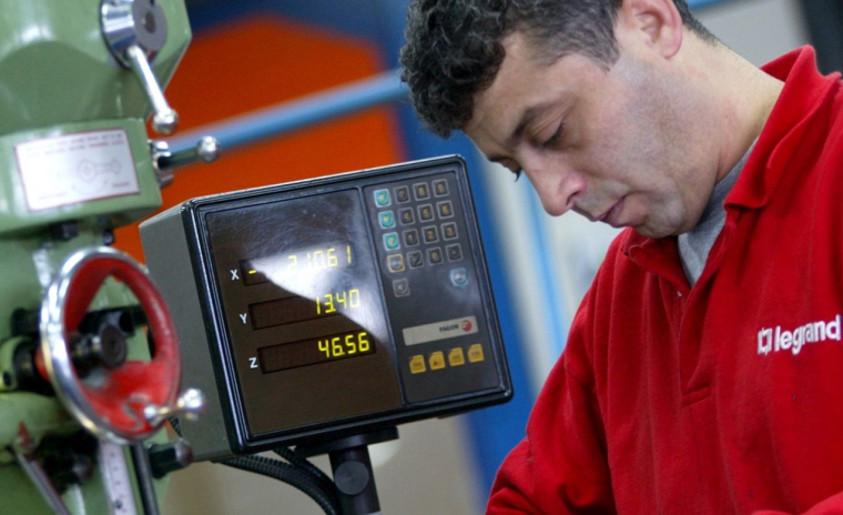 Un salarié Legrand sur un site de production (crédit photo : Legrand / )