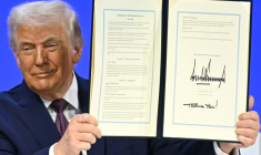 Le président américain Donald Trump montre la charte fondatrice signée lors de la réunion du "Conseil de la paix" pendant la réunion du Forum économique mondial (WEF) à Davos, le 22 janvier 2026 en Suisse ( AFP / Fabrice COFFRINI )