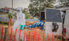 Des agents de santé transportent une patiente au centre de traitement Ebola (CTE) de Bunia, en Ituri, le 23 juin 2026 en RDC ( AFP / Benediction MURHABAZI )