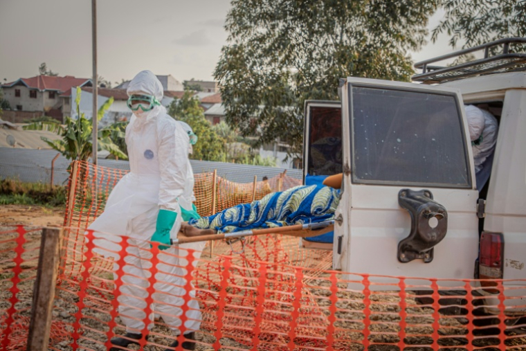 Des agents de santé transportent une patiente au centre de traitement Ebola (CTE) de Bunia, en Ituri, le 23 juin 2026 en RDC ( AFP / Benediction MURHABAZI )