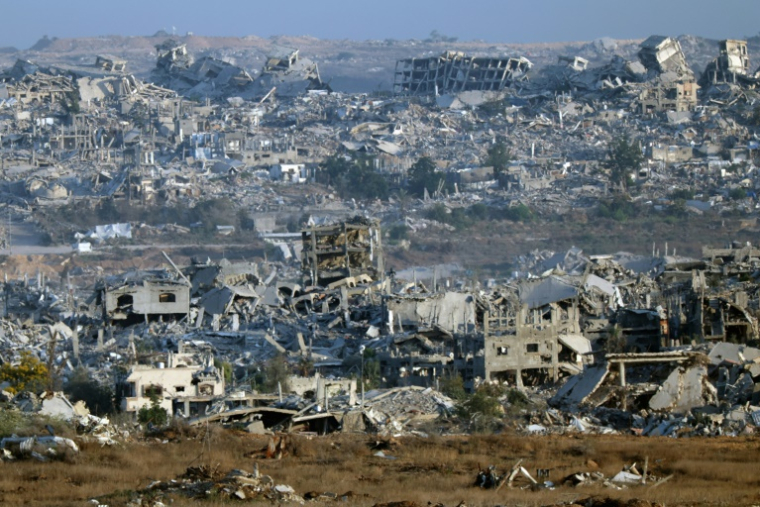 Une photo prise depuis une position à la frontière israélienne avec la bande de Gaza, montre les destructions dans le territoire palestinien, le 17 juillet 2025 ( AFP / Jack GUEZ )