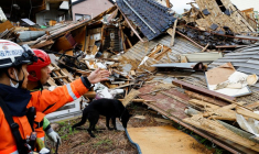 Recherches en cours à la suite d'un tremblement de terre, à Wajima