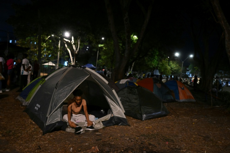 Une femme est assise sur une tente dans un campement de fortune après un séisme de magnitude 7,4 à Cali, en Colombie, le 15 août 2026 ( AFP / Raul ARBOLEDA )