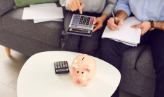 (Couple faisant ses calculs de dépenses et de budget avant d'ouvrir un compte joint. Crédits photo : Adobe Stock)