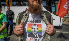 Un opposant montre son t-shirt montrant le Premier ministre hongrois Viktor Orban sur un drapeau LGBT+ lors d'une manifestation à Budapest, contre un projet de loi, le 1er juin 2025 ( AFP / Ferenc ISZA )