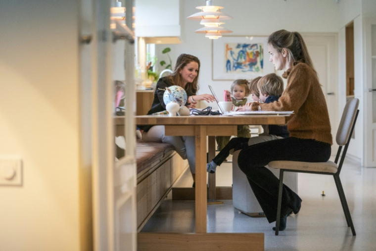 Une famille et sa baby-sitter à Breukelen aux Pays-Bas le 15 janvier 2021 ( ANP / JEROEN JUMELET )