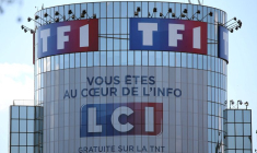 Photo d'archives montrant les logos des chaînes de télévision françaises TF1 et LCI au siège de Boulogne-Billancourt, près de Paris