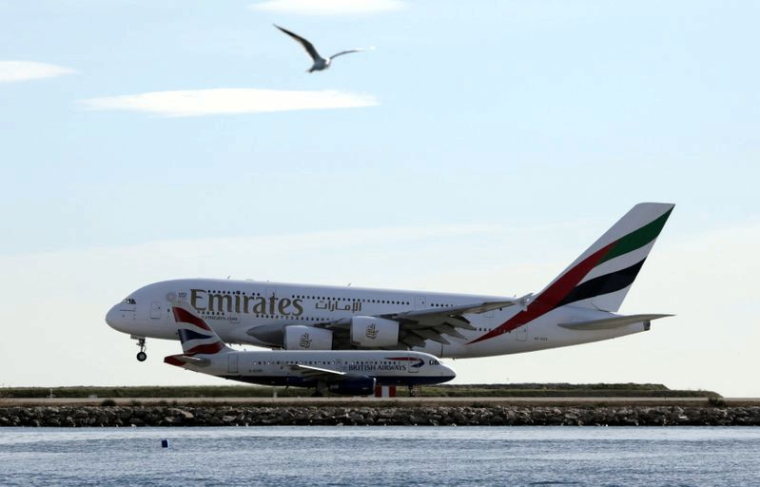 EMIRATES ENVISAGE DE SUPPRIMER ENVIRON 30.000 EMPLOIS, SELON BLOOMBERG