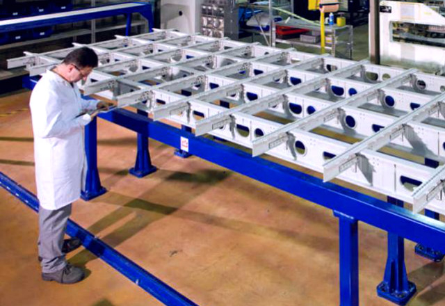 Figeac Aero fabrique des pièces pour l'aéronautique : pièces élémentaires que la société assemble aussi en sous-ensembles qui vont dans les structures de l'avion ou dans des mécanismes, ainsi que des pièces de précision et des pièces très résistantes pour les moteurs. (crédit : Figeac Aero)